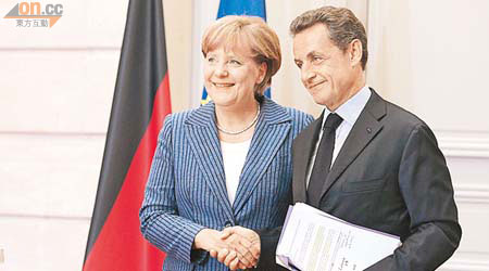 默克爾（左）再與薩爾科齊（右）會面，為月中舉行的歐盟領袖峰會做好準備。（資料圖片）