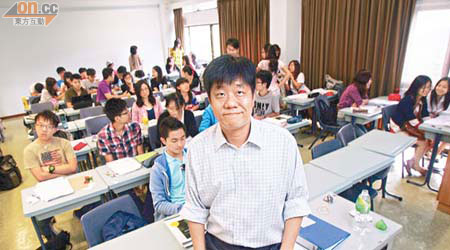 中大馮嘉耀所授課程的最大特色，是學生需以日常生活例子去表達經濟理論，製作一段短片。（潘國禮攝）