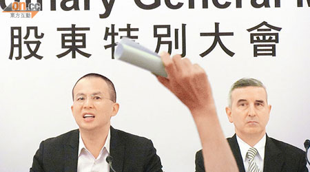 李澤楷（左）強調，若ＨＫＴ估值未能達到要求，分拆計劃將暫緩進行。