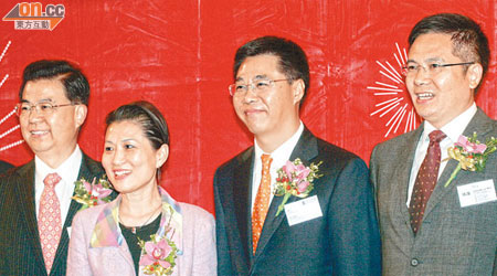 中銀香港朱燕來（左二）榮升做永遠名譽主席，光控陳爽（左三）就接棒做主席。（羅錦鴻攝）