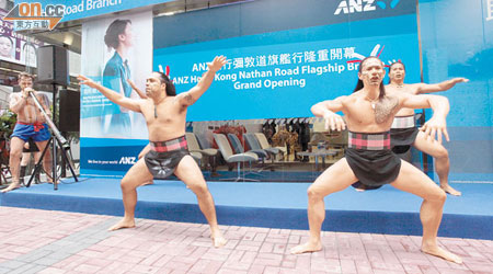 澳盛銀行邀請咗一班大隻佬，化身成為澳洲土著，表演當地嘅傳統音樂舞蹈。（翁志偉攝）