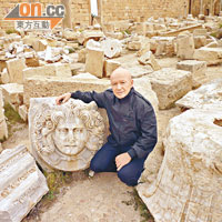 麥博士在各地考察市場，圖為他攝於利比亞古羅馬遺址。