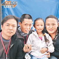 錢志健（左一）去年到青海玉樹地震災區探訪災民。