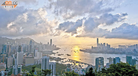 本港作為外向型經濟，明年經濟勢轉差，迫使政府鬆手。