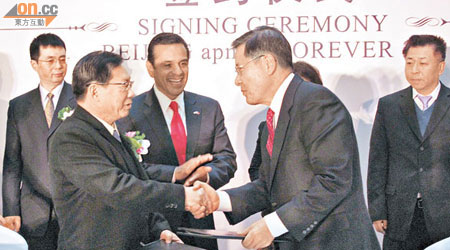 新地北京apm黃振華（前左）與Forever 21 Dr. Sung Won Sohn（前右）簽約，引入Forever 21中國首間旗艦店。