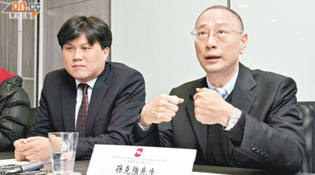 中大國際執行董事郭明輝（左）坦言，最壞情況下中大國際需為不知所終的款項撇帳。右為孫克強。（潘國禮攝）