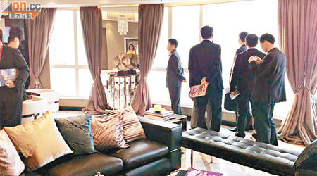 20多名來自北京的內地客睇樓團，昨專程來港參觀名鑄現樓示範單位。