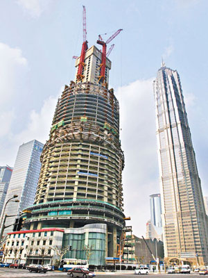 上海為趕及打造成為國際金融中心，摩天大廈近年相繼落成，最新興建中的上海中心大廈，料於二○一五年完工，勢成為新地標。（中新社圖片）