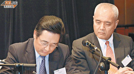 光大國際行政總裁陳小平（左）簽署1億美元貸款協議。（蔡綺琳攝）