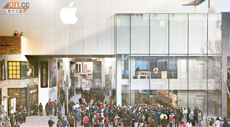 內地蘋果專門店早前推售iPhone 4S，大量顧客湧至。