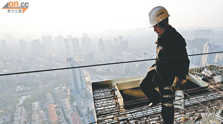 雖然市場多番憧憬內地會放鬆樓市調控，但觀乎中央的舉措，宏調鬆綁或許只是一廂情願。