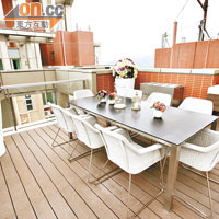 盛薈複式大宅設露台、天台及多個平台，為住戶提供充裕戶外空間。