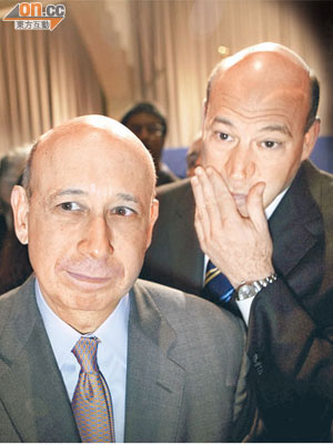 高盛行政總裁布蘭克費恩（左）和總裁科恩（右）被離職員工反咬一啖，再陷公關災難。（資料圖片）