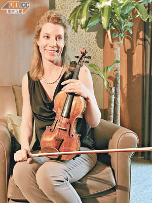 美國名小提琴家Elizabeth Pitcairn最近嚟過香港，分享佢同部紅提琴的點滴。（陸智豪攝）