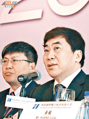 華能國電董事長曹培璽（右）指公司今年單位成本料下降。（潘國禮攝）
