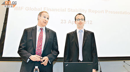 IMF駐港代表R. Sean Craig（左）讚賞港府早前的穩定樓市措施。（盧志燊攝）