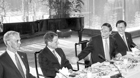 王岐山（右二）表示，中美兩國同意攜手對應歐債危機等全球性挑戰。左二為蓋特納。（中新社圖片）