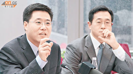 光控陳爽（左）表示，光大銀行上市集資規模仍未決定。（盧志燊攝）
