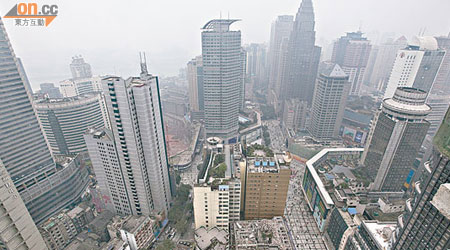 三十多家央企日前與重慶簽下金額高達3,506億元人民幣投資計劃。圖為重慶商業區市貌。