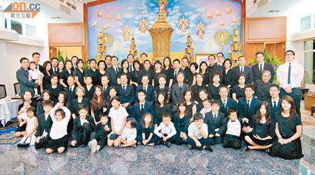 陳有慶父子是居港泰國華僑，每逢新年會舉家返鄉探親，家族成員逾九十人。