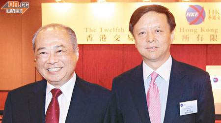 港交所主席周松崗（左）稱「收購ＬＭＥ物有所值」。右為行政總裁李小加。（羅錦鴻攝）