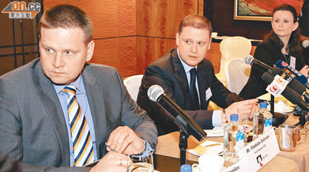 俄鋁財務總監Evgeny Kornilov（左）重申俄鋁有足夠現金流應付還款。中為Vladislav Soloviev。（梁耀榮攝）