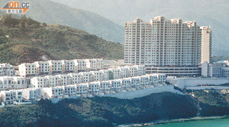 紅山半島一幢約3,054方呎洋房，以月租12.8萬元租出，呎租約42元。