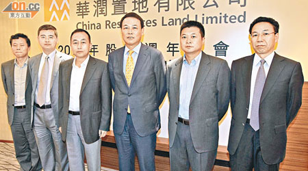 潤地王印（右三）有信心公司全年銷售可達四百億元。（陳章存攝）