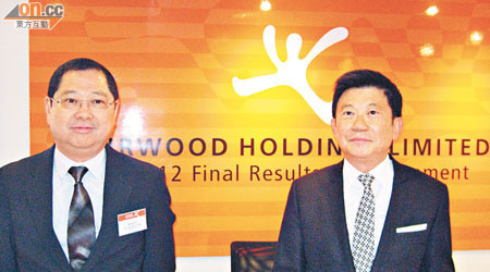 大快活陳志成（左）表示，公司積極提升效率，今年加價將少於2%。右為主席羅開揚。