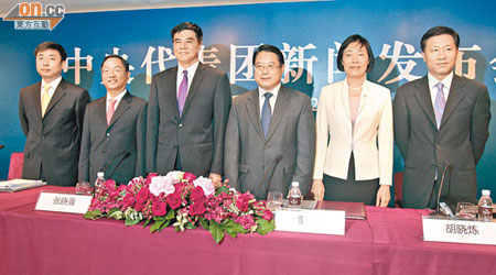 胡曉煉（右二）表示，人行支持本港以外的機構，在本港參與人民幣業務。（孫冰玉攝） 