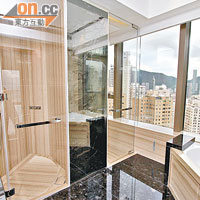 複式示範單位浴室的用料豪華具氣派。