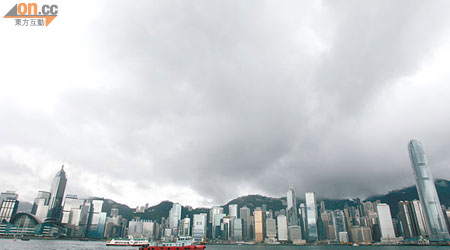 受颱風「韋森特」影響，香港經濟活動停頓半日。