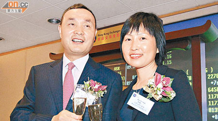 蔣學明（左）為東吳的最大股東，他持有的陽光油砂上市後首份業績亦見虧損。右為董事長謝鶯霞。