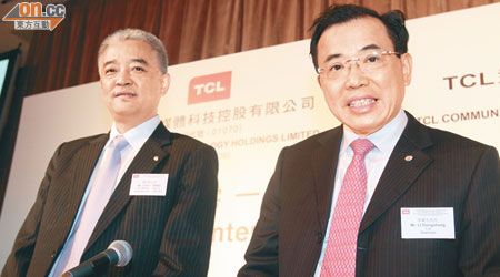 TCL多媒體及TCL通訊主席李東生（右）表示，會加快開拓中國的智能手機市場。左為趙忠堯。