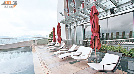 如心艾朗酒店頂層設空中泳池，供住客暢泳及舉行燒烤派對。（胡家豪攝）