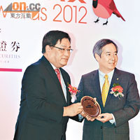 東方報業集團主席助理鄧國雄（左）及香港生產力促進局主席陳鎮仁（右）同為活動的主禮嘉賓。