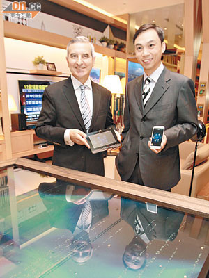 香港電訊董事總經理艾維朗（左）表示，會為客戶提供iPhone 5代訂服務。（孫冰玉攝）