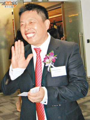 自捲入內幕交易案後，張志熔在新加坡首次曝光，並展露笑容。