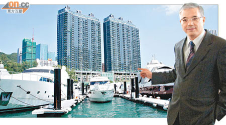 嘉華陳玉成（右）表示，深灣9號頂層複式大宅正獲多名買家查詢。