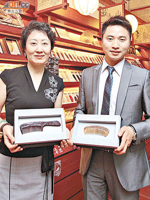 譚木匠副總裁王萍（左）指，公司產品實用及品位兼備。圖右為營銷部經理張紅。（胡家豪攝）