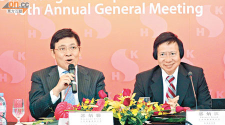 新地郭炳江（右）表示，集團無意放慢銷售步伐。左為郭炳聯。（羅錦鴻攝）