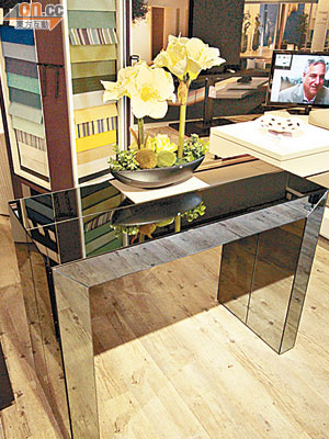 一張小桌子變身後可成為十人用的餐桌，節省不少空間。
