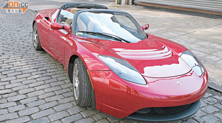 Tesla憑藉電動跑車Roadster（圖）平地一聲雷，成為車壇新貴。