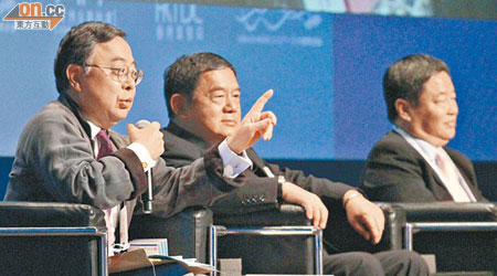 陳啟宗（左）昨主持亞洲金融論壇一個環節，同場嘉賓有寧高寧（右）、潘石屹，及徐旭東（中）。（潘思維攝）