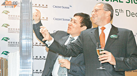 新地聯席主席郭炳聯（左）於07年與當時的瑞信亞太區CEO柯磊洛（右）出席環球貿易廣場承租儀式。（資料圖片）
