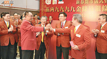 金銀業貿易場理事長張德熙（前右）與陳尚智（前左）成交蛇年第一口金。（何天成攝）