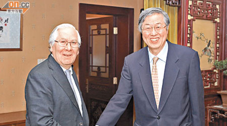 金默文（左）及周小川（右）就中英雙方貨幣協議展開討論。