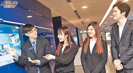 Sammi、Claire及Chris（左二起）三位大學生積極修讀銀行課程，率先體驗Banker生涯。（蔡綺琳攝）