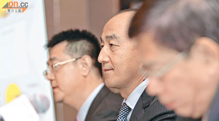 潤燃董事長王傳棟（中）表示，會以收購及內部增長實現一五年的售氣目標。（梁鵬威攝）