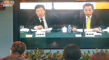 中國遠洋馬澤華（左）為業績差劣致歉。右為姜立軍。（蔡綺琳攝）